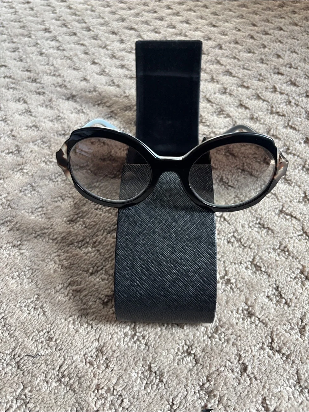 Classic Black Round Women's Sunglasses - Fashion Accessory